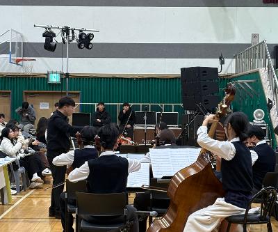 축제 운영 중 오케스트라 연주사진