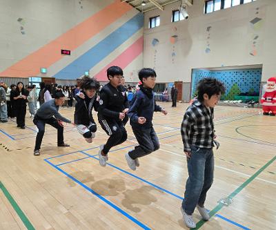 장전 어울림 예술제(학생 자치회 주관 전통 놀이 체험의 날과 학급 발표회)운영