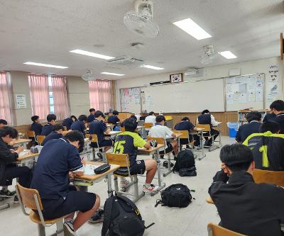 2025 교내 영어에세이쓰기대회 입상 결과를 알려드립니다.