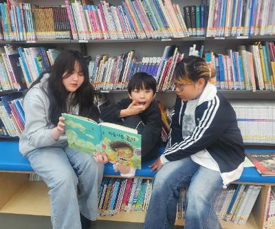 1+6학년 동행활동 "선배가 들려주는 그림책 이야기"-1학년과 6학년이 함께한 따뜻한 도서관 시간 운영