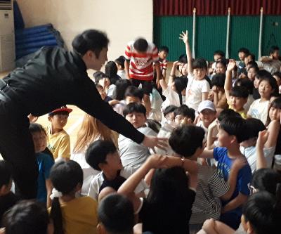 학교폭력예방 2인 피아노극 관람