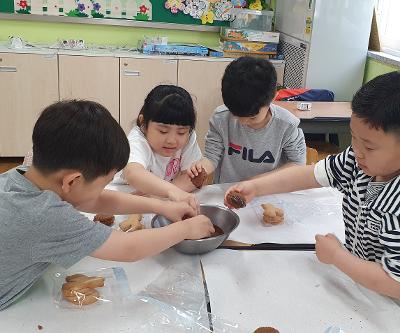 아라초, 1학년 어린이날 기념 쿠키 꾸미기 및 나눔을 통한 평화교실 만들기 