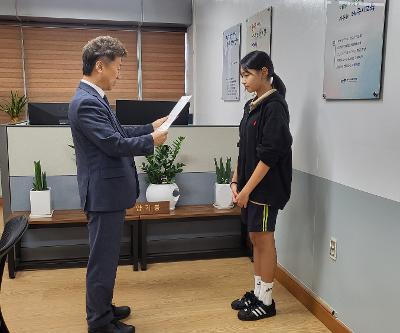 학생서예대전 입상한 학생 상장 수여