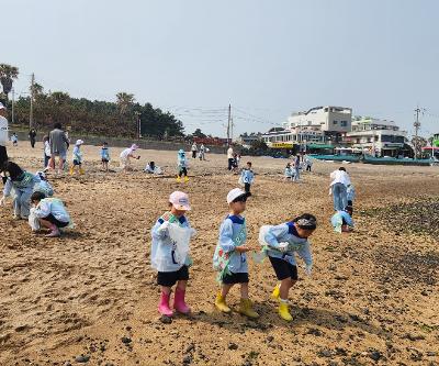 영유아학교 시범사업의 일환으로 진행된 제주YMCA유치원 바다의 날 기념 플로깅 참여