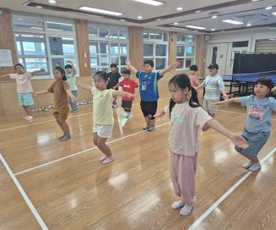 [2학년] 장단에 맞추어 한국 무용을 춰봐요.