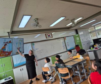 하원초,  The World Inside a Book!