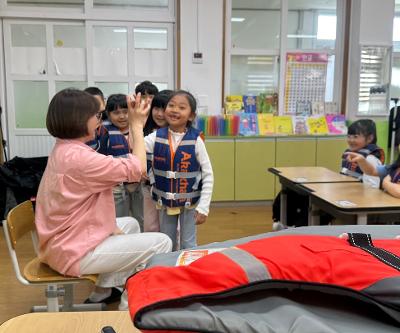 1학년 생존수영 이론교육 실시-안전한 물놀이를 위한 첫걸음!