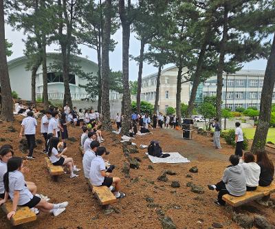 2차 런치 버스킹(학교폭력예방캠페인)