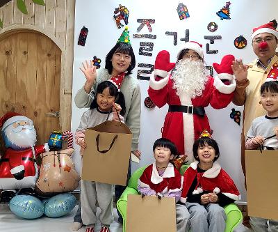 산타이벤트로 즐거운 연말 분위기 조성