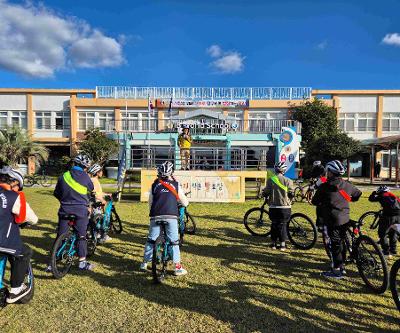 시흥초 5,6학년 자전거로 제주 자연 환경을 활용하는 모습 탐구하다
