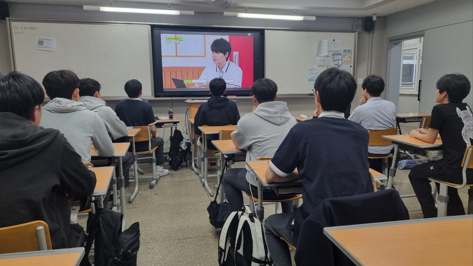 - 유권자 교육 영상을 주의깊게 시청하는 학생들

