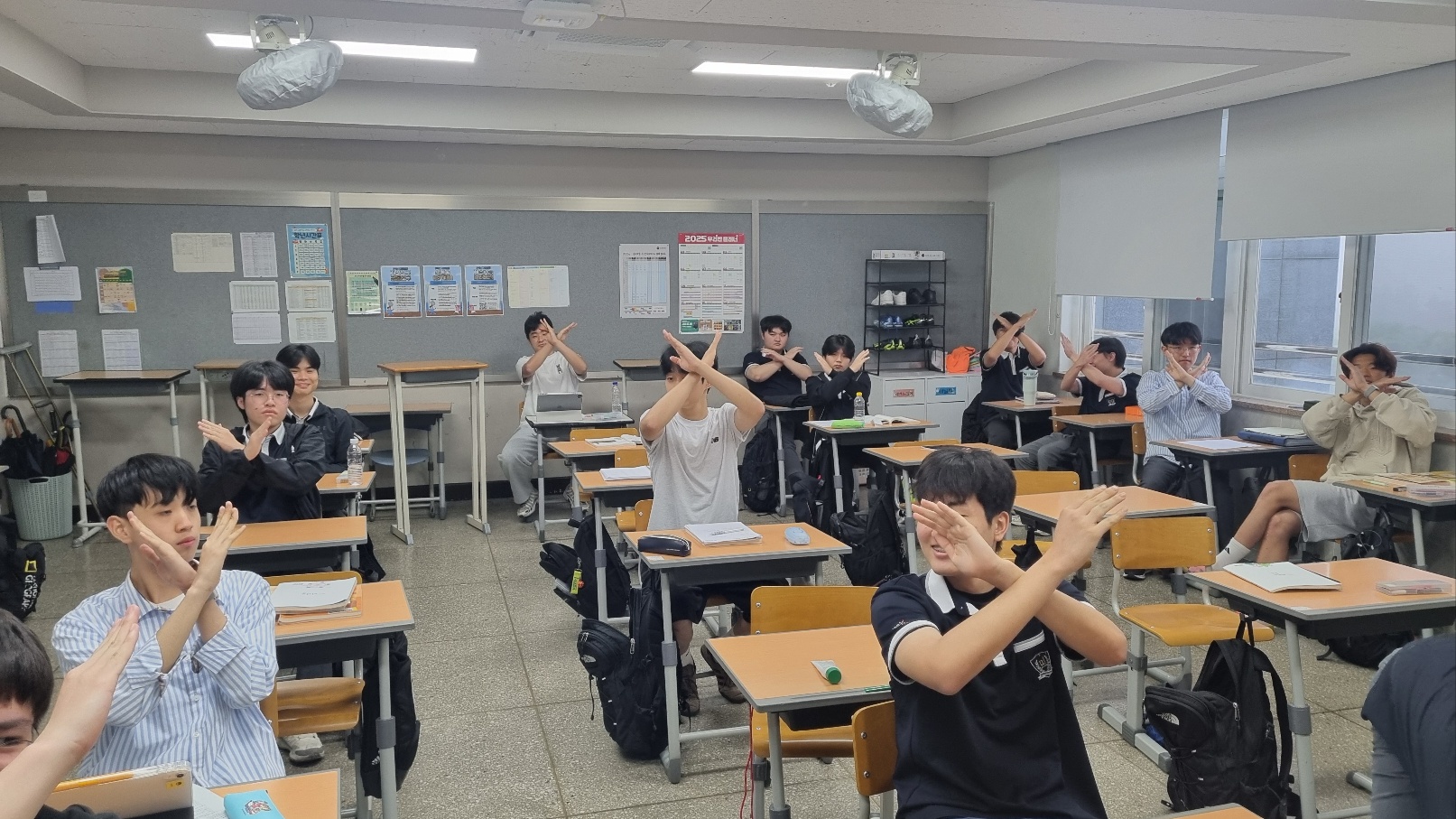 ox 퀴즈를 푸는 학생들