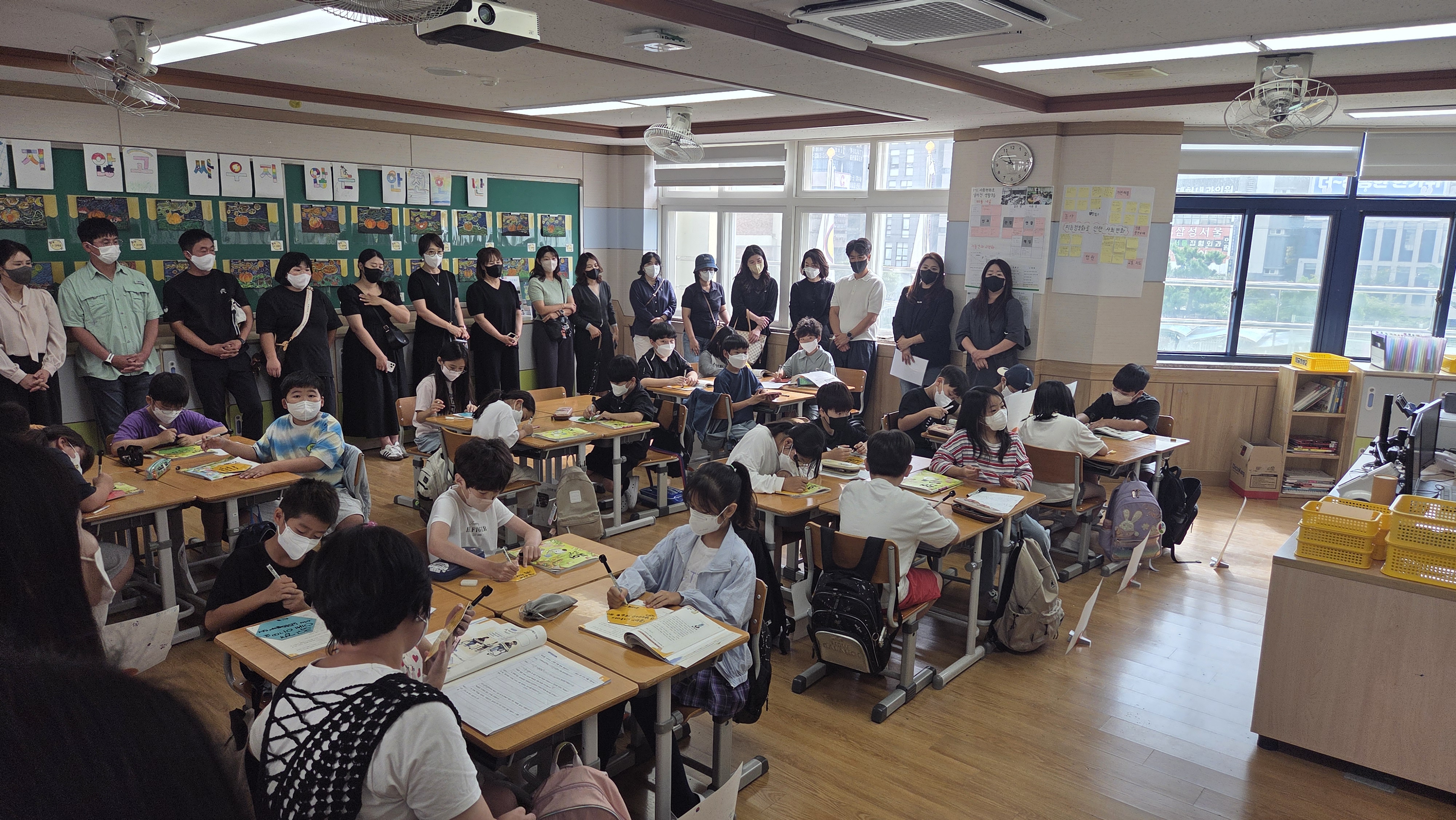 공개 수업에 참여한 학부모 모습
