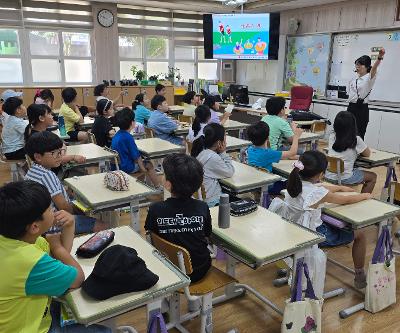 2학년 생존수영 이론교육 실시