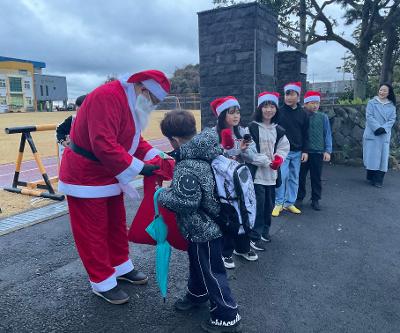 🎄 웃음과 설렘이 가득한 크리스마스, 학교가 축제가 되다 🎅 – 평대초등학교, 학생 참여형 크리스마스 행사 운영 –