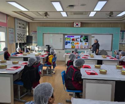 아이들의 손끝에서 피어난 '우리 맛'! 김치 체험으로 건강하게 자라요