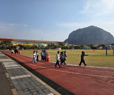 "상쾌한 아침, 건강한 발걸음"- ‘목요 아침 건강 달리기’ 운영