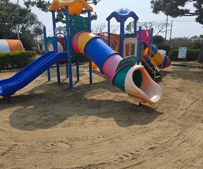 깨끗한 운동장에서 마음껏 뛰어놀아요!