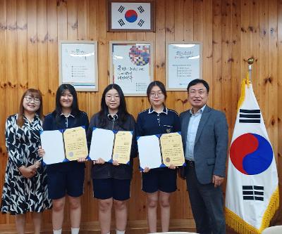 2026 제주청소년 창업경진대회 우수상 수상 팀 상장 전달