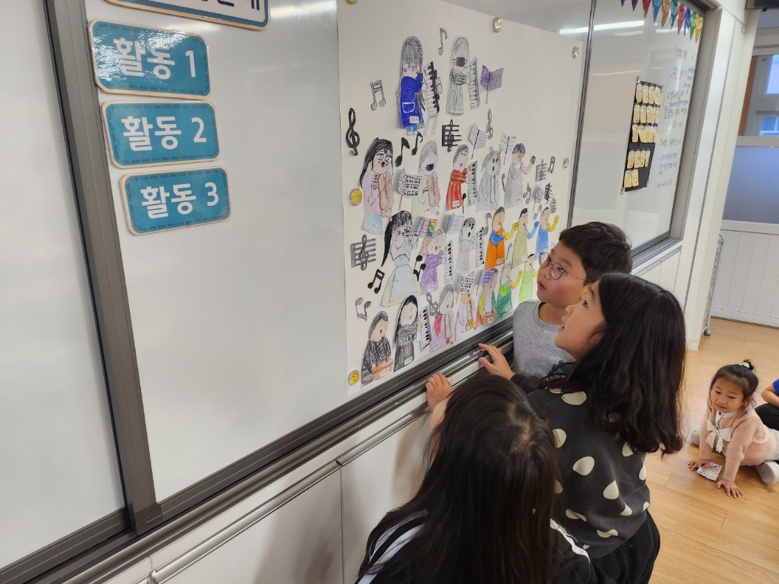 자신들이 만든 작품을 감상하는 1,2학년 사진