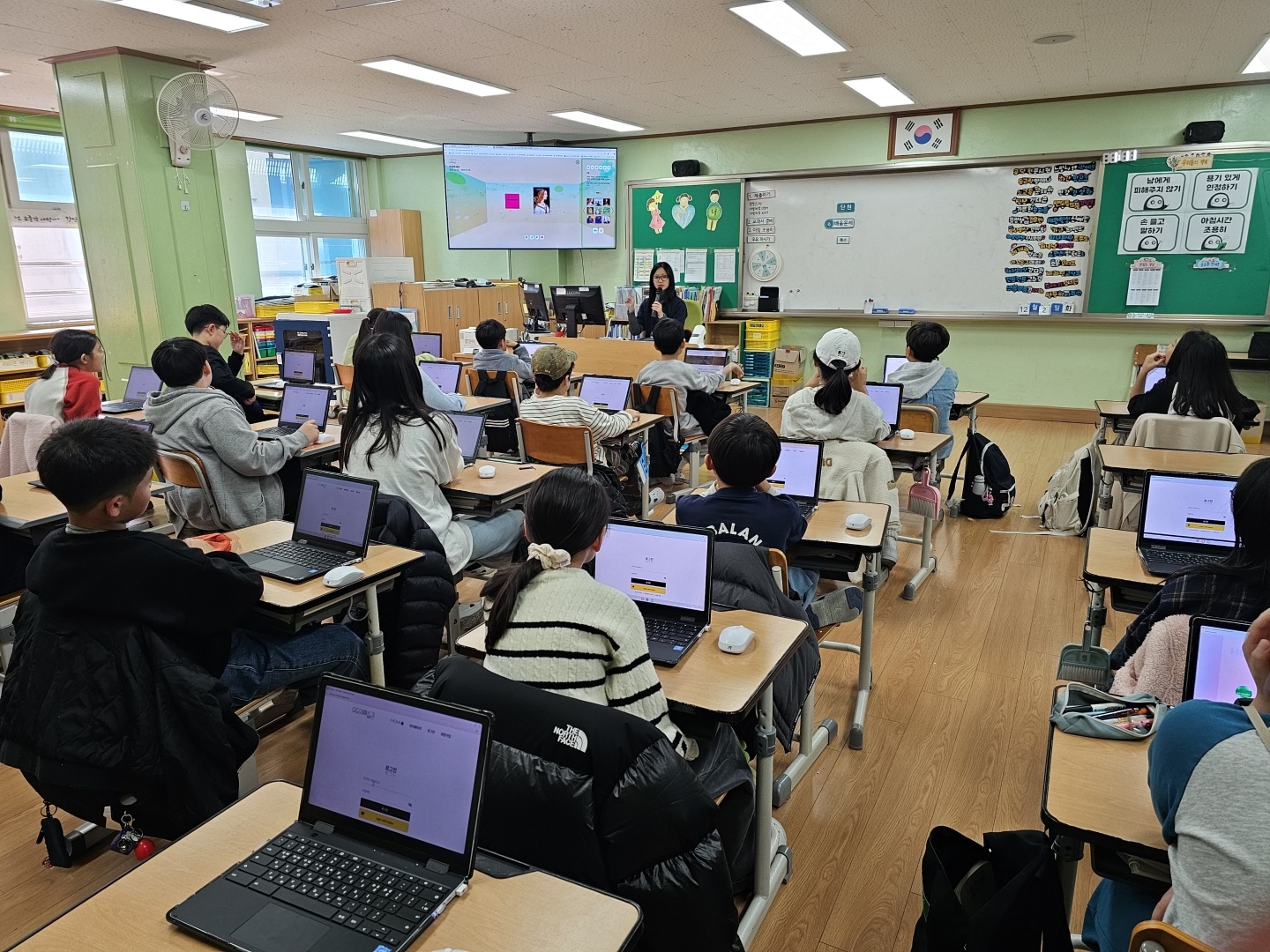 강사의 설명을 듣고 있는 학생들.