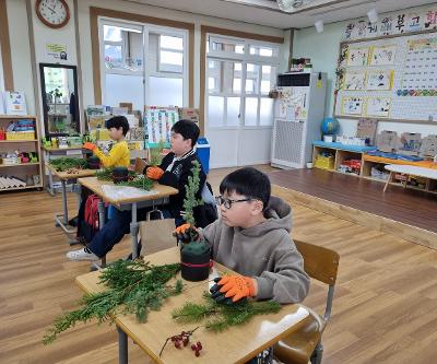 신례초, 식물을 활용한 만들기 체험 "크리스마스 센터피스 만들기"