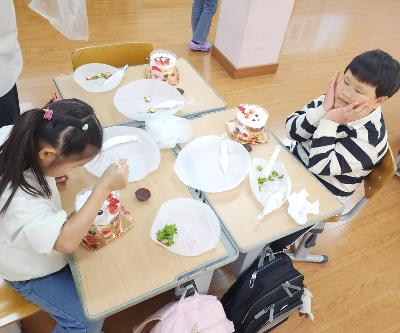 2학년 교내 체험학습(크리스마스 케이크 만들기)