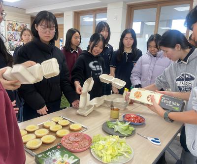 2025학년도 3학년 진로학기 프로그램 중 '통합지원반과 함께하는 요리교실' 운영