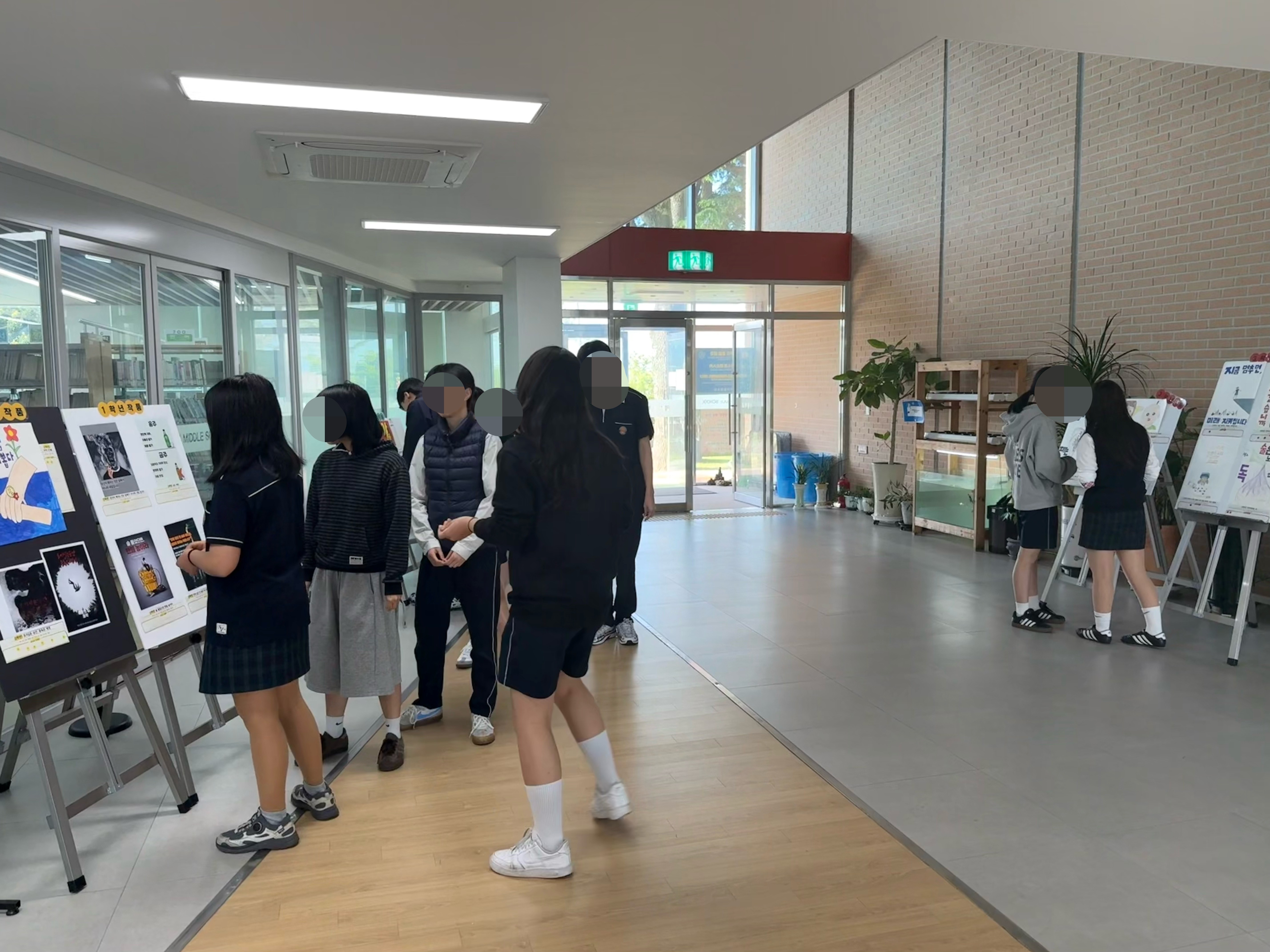 포스터 작품 관람사진2